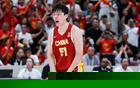 2.2秒绝杀后他转身就走，杨瀚森两轮最佳阵容背后藏着一句话